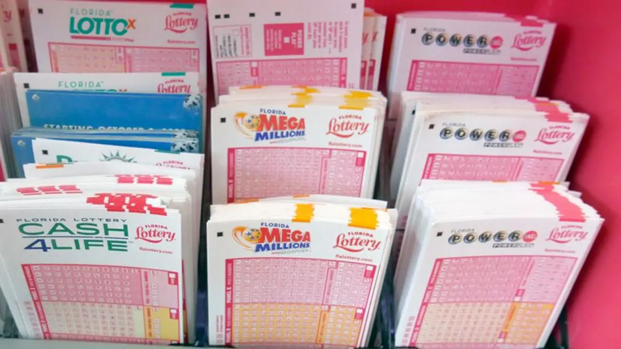 జాక్పాట్ కొట్టిన అంబులెన్స్ డ్రైవర్: రూ. కోటీ లాటరీ గెల్చుకొన్న హీరా జాక్పాట్ కొట్టిన అంబులెన్స్ డ్రైవర్: రూ. కోటీ లాటరీ గెల్చుకొన్న హీరా