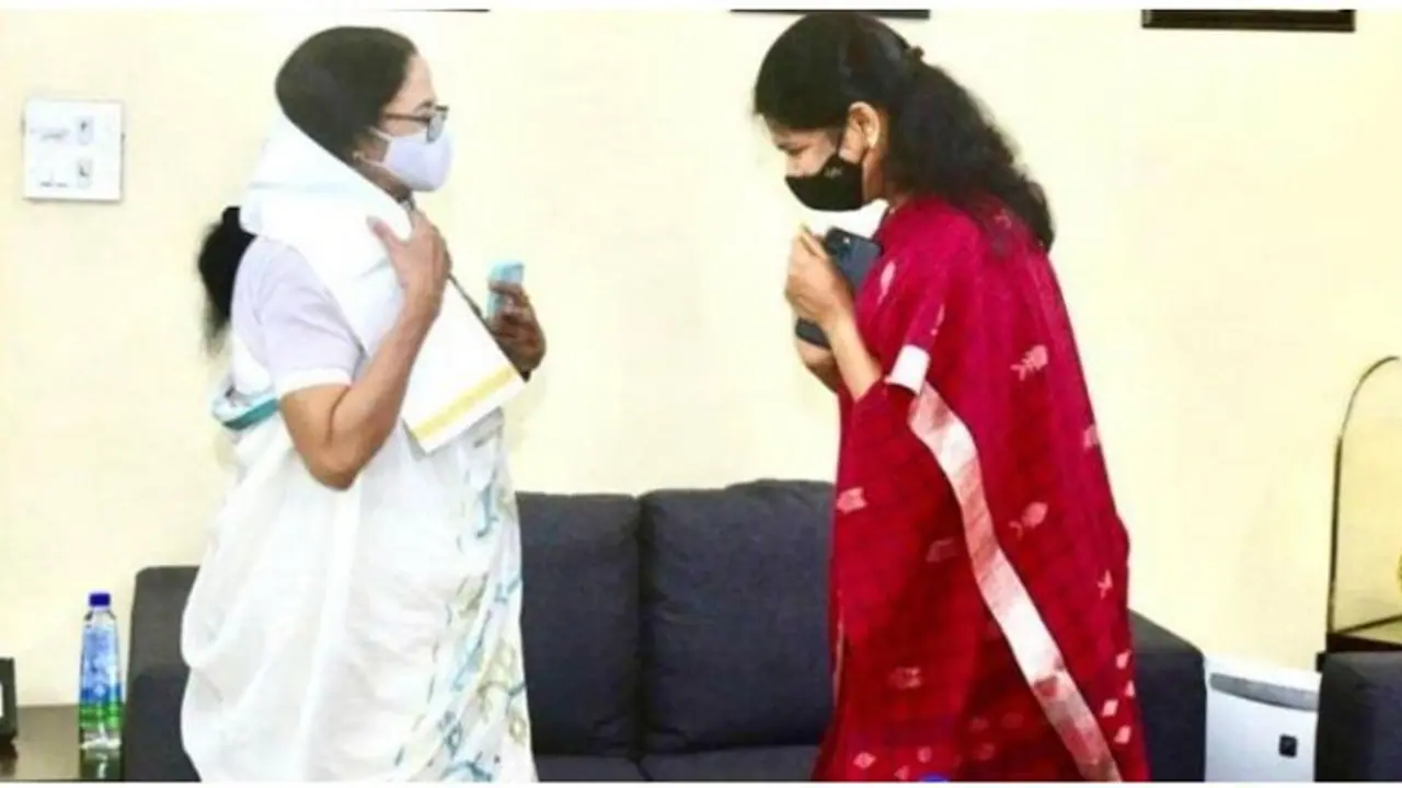 டெல்லியில் மம்தாவை திடீரென சந்தித்த கனிமொழி... மோடி அரசுக்கு எதிராக அணி திரள திட்டம்.! டெல்லியில் மம்தாவை திடீரென சந்தித்த கனிமொழி... மோடி அரசுக்கு எதிராக அணி திரள திட்டம்.!