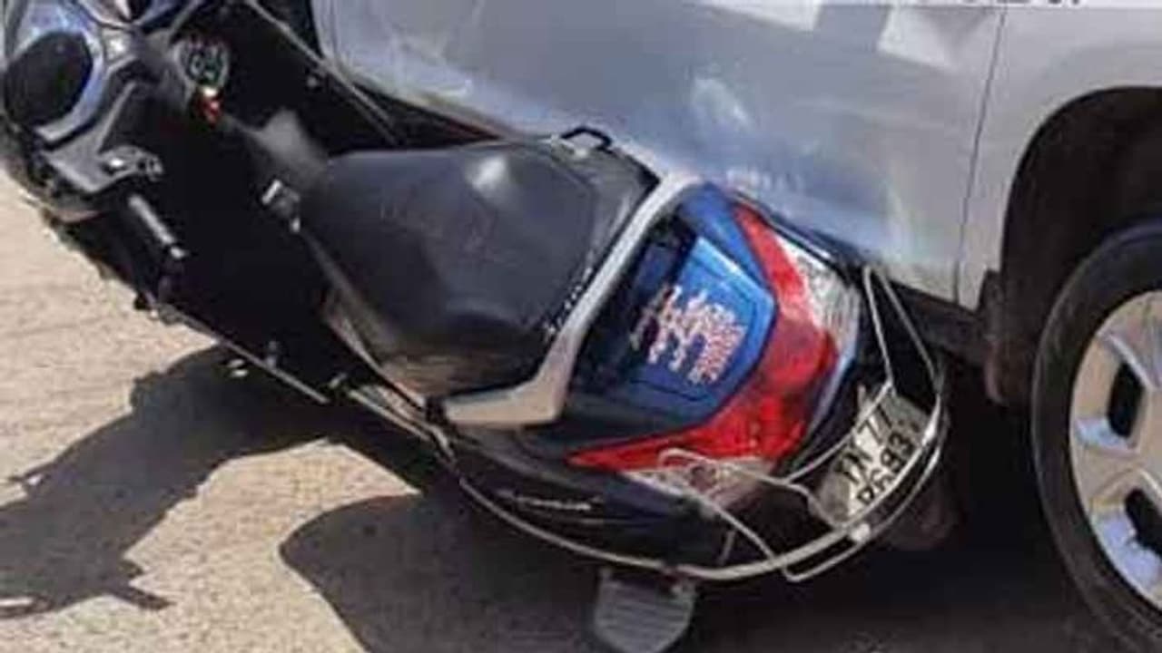 சேலத்தில் அதிர்ச்சி... அதிமுக மாஜி எம்எல்ஏ கார் மோதி விபத்து.. பெண் போலீஸ் படுகாயம்..! சேலத்தில் அதிர்ச்சி... அதிமுக மாஜி எம்எல்ஏ கார் மோதி விபத்து.. பெண் போலீஸ் படுகாயம்..!