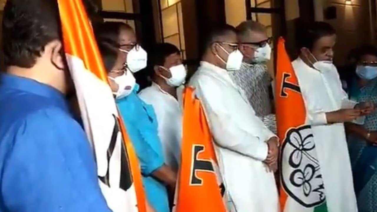 'খেলা' শুরু ত্রিপুরায়, কংগ্রেস থেকে তৃণমূলে যোগ প্রাক্তন বিধায়ক সহ ৪০ জনের 'খেলা' শুরু ত্রিপুরায়, কংগ্রেস থেকে তৃণমূলে যোগ প্রাক্তন বিধায়ক সহ ৪০ জনের