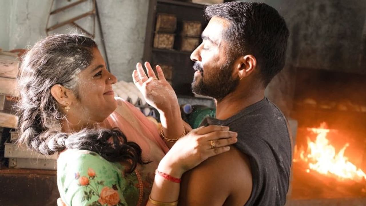 തമിഴ് ഒറിജിനലിനെയും പിന്നിലാക്കി തെലുങ്ക് ഗാനം; 100 മില്യണ് പിന്നിട്ട് 'കാട്ടുക്ക കനുലേ' തമിഴ് ഒറിജിനലിനെയും പിന്നിലാക്കി തെലുങ്ക് ഗാനം; 100 മില്യണ് പിന്നിട്ട് 'കാട്ടുക്ക കനുലേ'