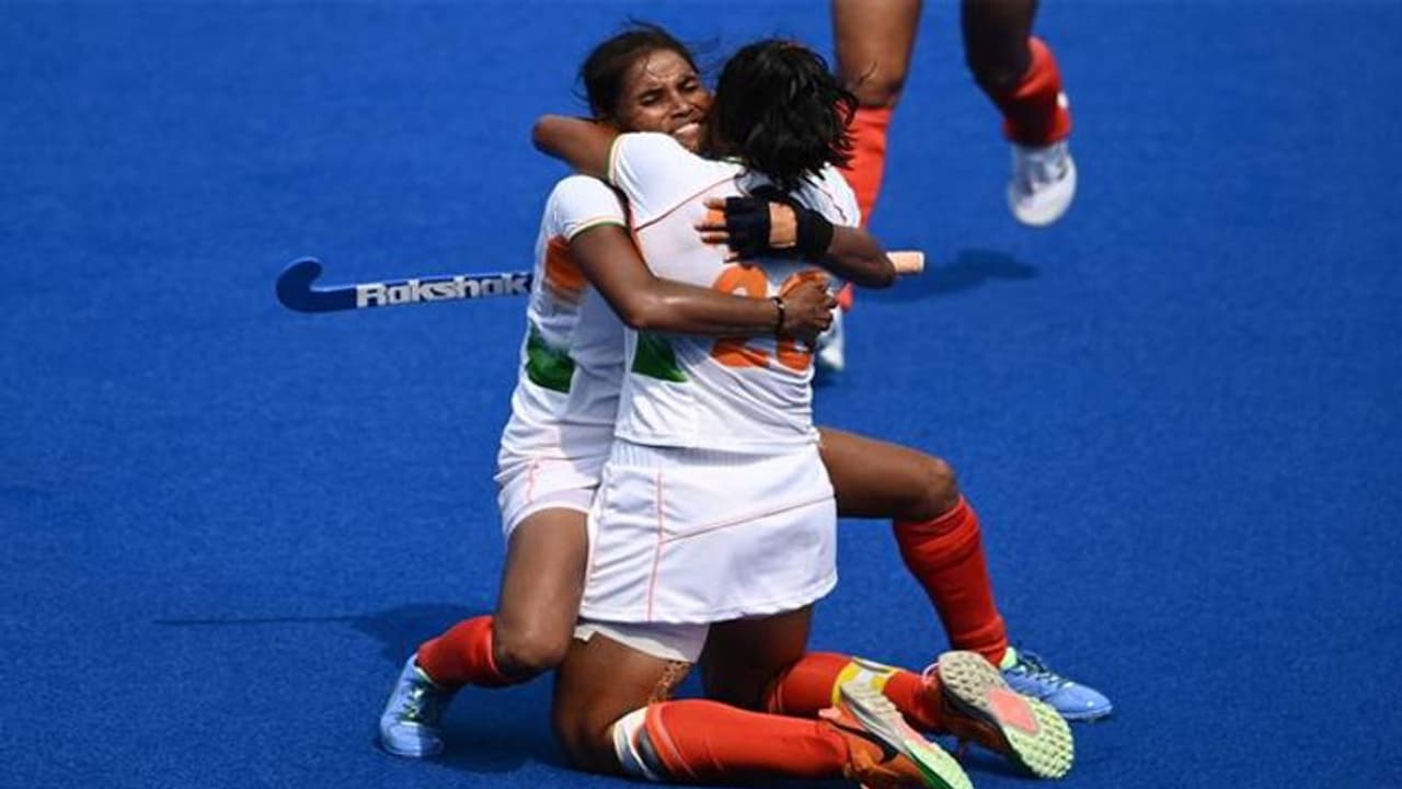 आखिरी 3 मिनट में भारतीय महिला हॉकी खिलाड़ी ने दागा शानदार गोल और भारत को दिलाई फाइनल 8 में जगह आखिरी 3 मिनट में भारतीय महिला हॉकी खिलाड़ी ने दागा शानदार गोल और भारत को दिलाई फाइनल 8 में जगह