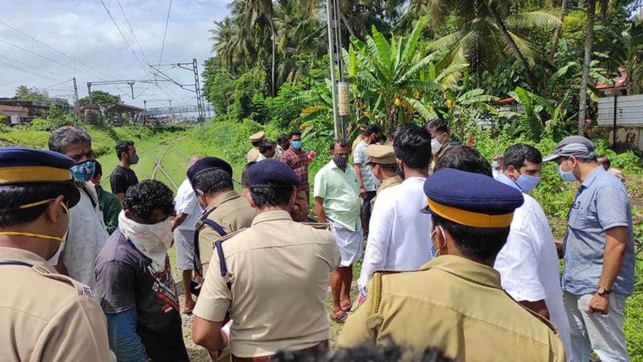 'ട്രെയിൻ ഇടിച്ച് കിട്ടുന്ന ഇരുമ്പ് ആക്രിവിലയ്ക്ക് വിൽക്കാം'; ട്രാക്കിൽ ഇരുമ്പുപാളി വച്ച യുവതി പിടിയിൽ 'ട്രെയിൻ ഇടിച്ച് കിട്ടുന്ന ഇരുമ്പ് ആക്രിവിലയ്ക്ക് വിൽക്കാം'; ട്രാക്കിൽ ഇരുമ്പുപാളി വച്ച യുവതി പിടിയിൽ