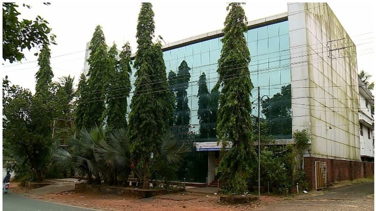 അംഗനവാടി ടീച്ചറുടെ അക്കൌണ്ടിൽ 80 ലക്ഷം, അറിഞ്ഞത് ആദായനികുതി നോട്ടീസ് വന്നപ്പോൾ: എ.ആർ നഗറിൽ തട്ടിപ്പ് പലവിധം അംഗനവാടി ടീച്ചറുടെ അക്കൌണ്ടിൽ 80 ലക്ഷം, അറിഞ്ഞത് ആദായനികുതി നോട്ടീസ് വന്നപ്പോൾ: എ.ആർ നഗറിൽ തട്ടിപ്പ് പലവിധം