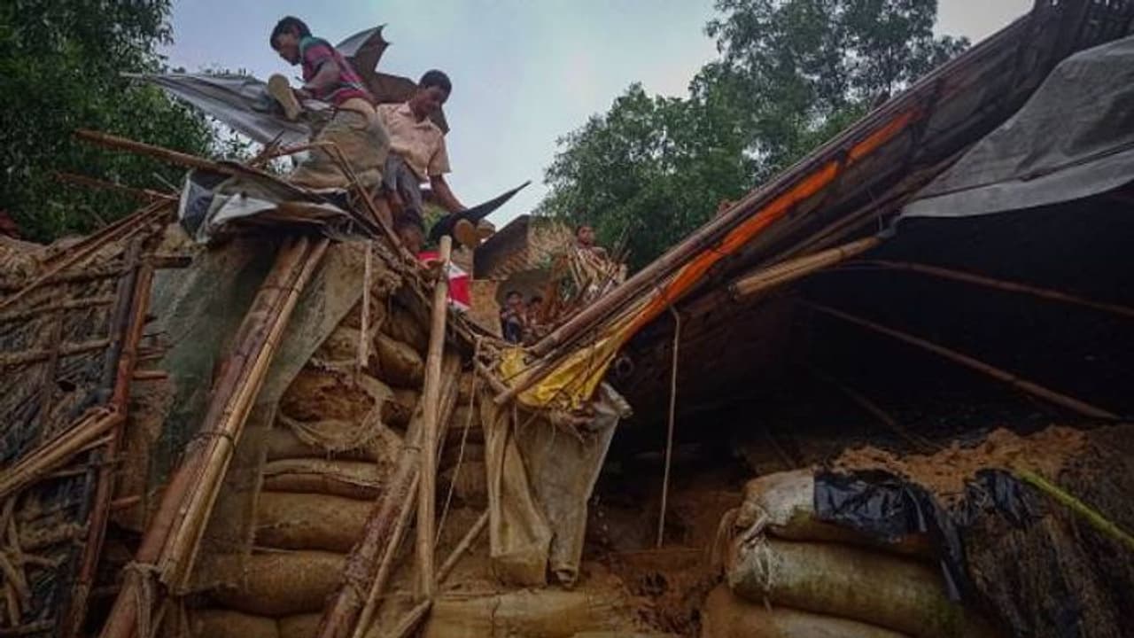 ക്യാമ്പിലും ദുരിതം, കനത്ത മഴയിൽ തകർന്ന് രോഹിം​ഗ്യൻ അഭയാർത്ഥി ക്യാമ്പിലെ കൂടാരങ്ങൾ, മൂന്നുകുട്ടികളടക്കം മരിച്ചു