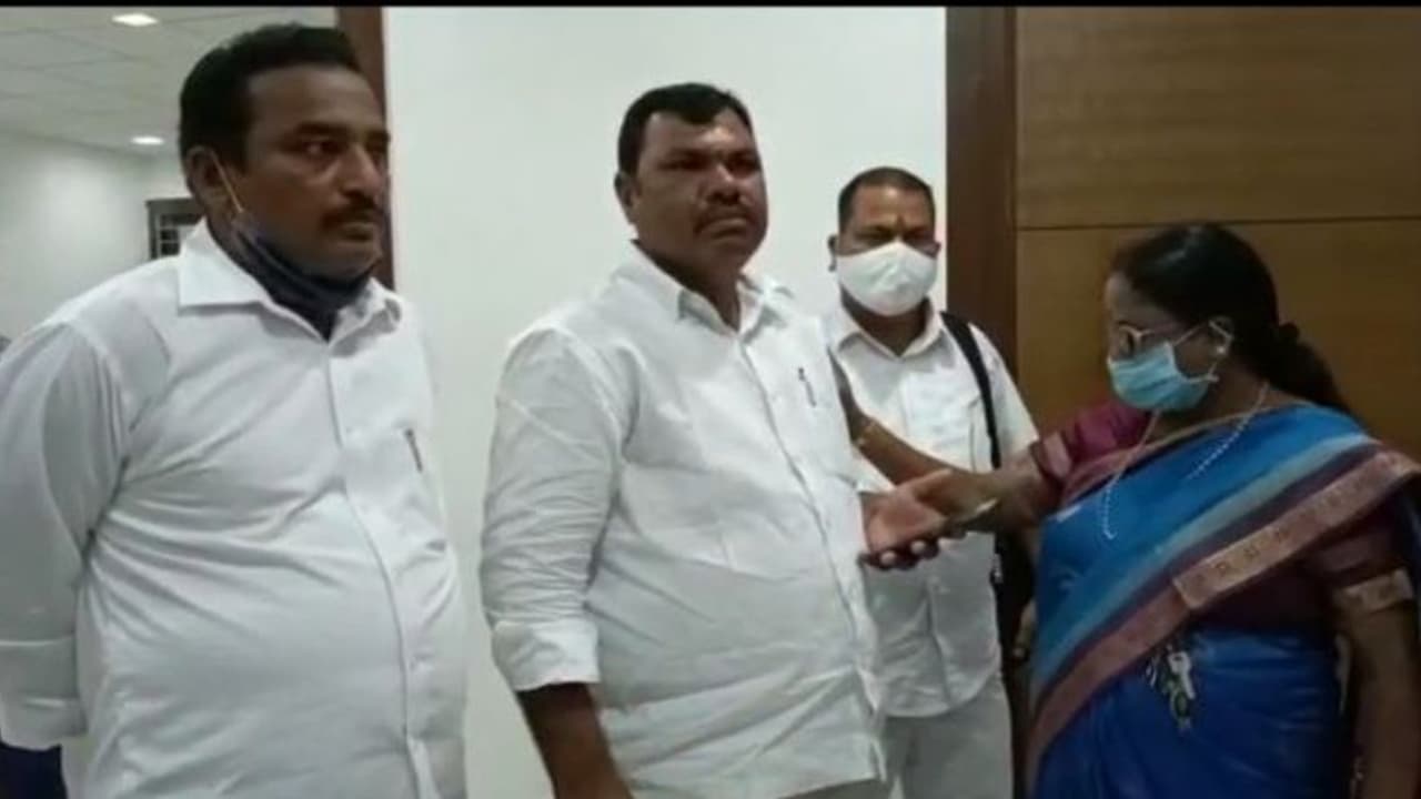 షర్మిల పార్టీలో పదవుల అమ్మకం... రూ.5లక్షలకే..: సొంత పార్టీ నాయకుడి సంచలనం (వీడియో) షర్మిల పార్టీలో పదవుల అమ్మకం... రూ.5లక్షలకే..: సొంత పార్టీ నాయకుడి సంచలనం (వీడియో)