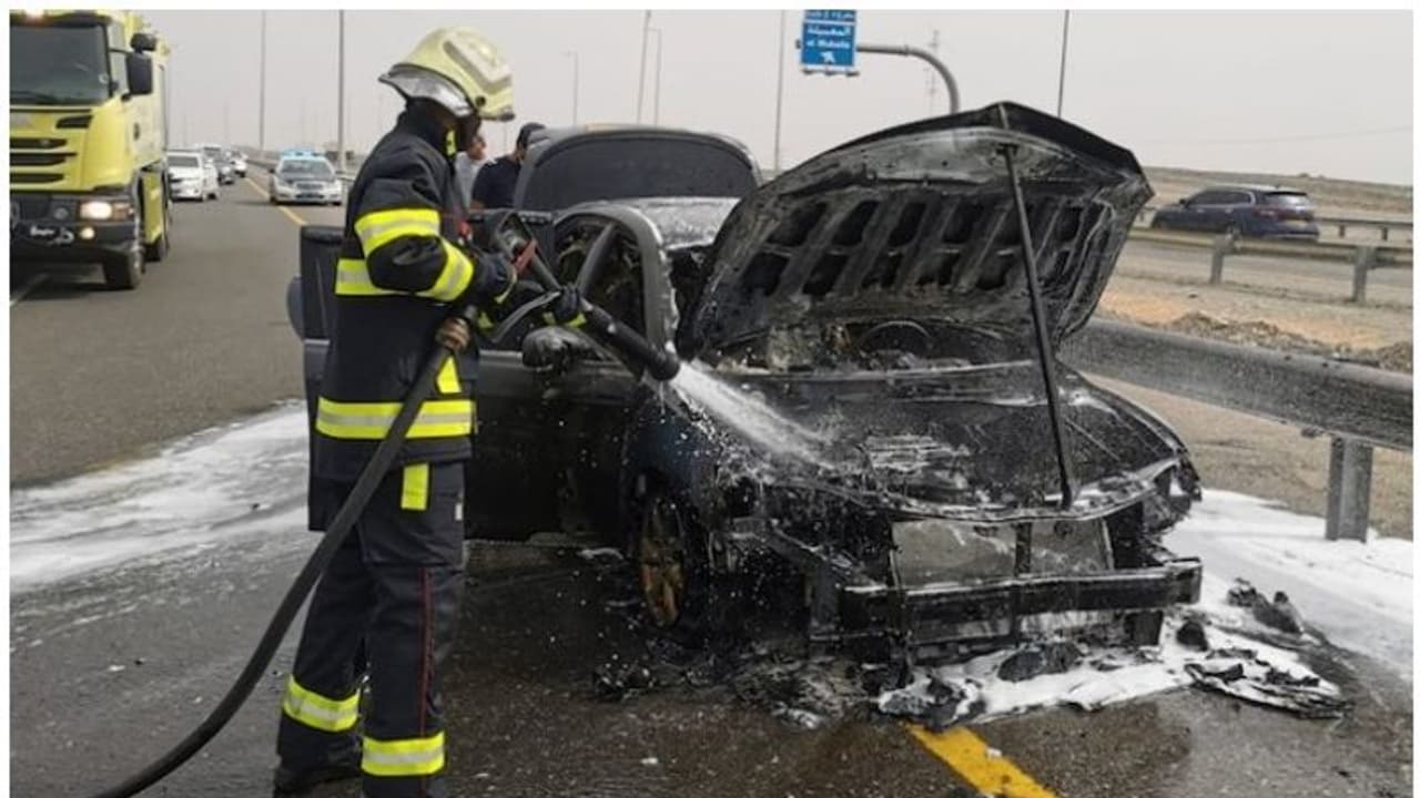 ഒമാനില് വാഹനത്തിന് തീപിടിച്ചു ഒമാനില് വാഹനത്തിന് തീപിടിച്ചു