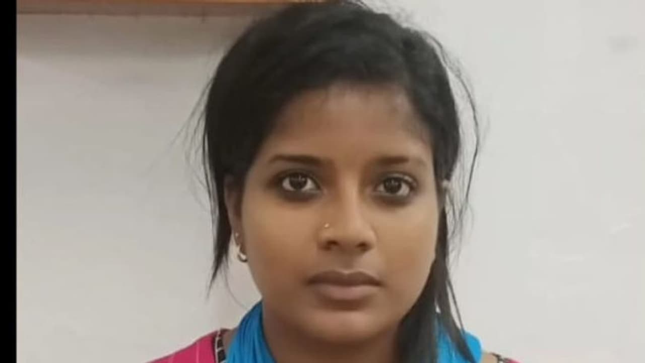 டாடி, மம்மி வீட்டில் இல்ல.. இளம் பெண் நண்பர்களுடன் உல்லாசம்.. தடையாக இருந்த காவலாளியின் மண்டை உடைந்தது. டாடி, மம்மி வீட்டில் இல்ல.. இளம் பெண் நண்பர்களுடன் உல்லாசம்.. தடையாக இருந்த காவலாளியின் மண்டை உடைந்தது.