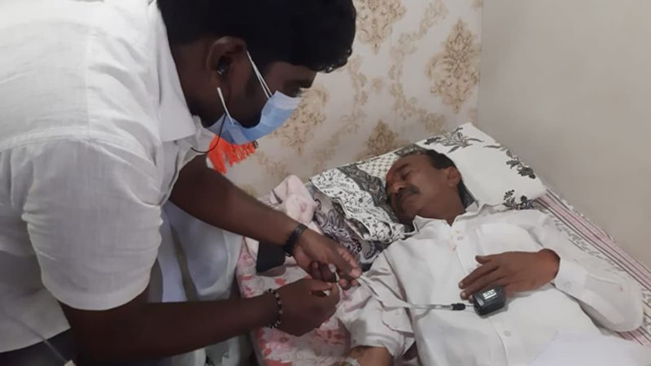 హుజురాబాద్ ఉప ఎన్నిక: అస్వస్థతకు గురైన ఈటల రాజేందర్.. పాదయాత్రకు బ్రేక్, నిమ్స్కు తరలింపు హుజురాబాద్ ఉప ఎన్నిక: అస్వస్థతకు గురైన ఈటల రాజేందర్.. పాదయాత్రకు బ్రేక్, నిమ్స్కు తరలింపు