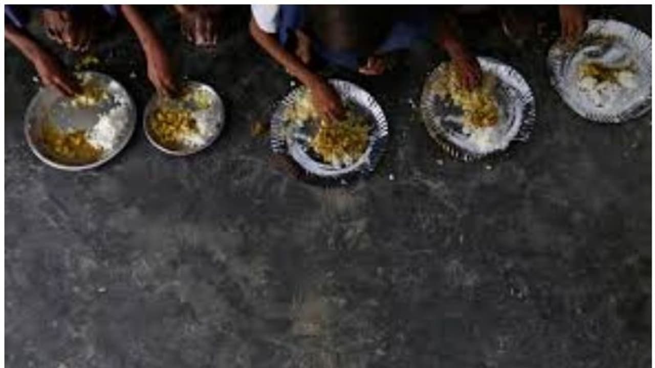 ഉച്ചഭക്ഷണ പദ്ധതിയിൽ അഴിമതി: പാലക്കാട്ട് അധ്യാപകന് സസ്പെൻഷൻ ഉച്ചഭക്ഷണ പദ്ധതിയിൽ അഴിമതി: പാലക്കാട്ട് അധ്യാപകന് സസ്പെൻഷൻ