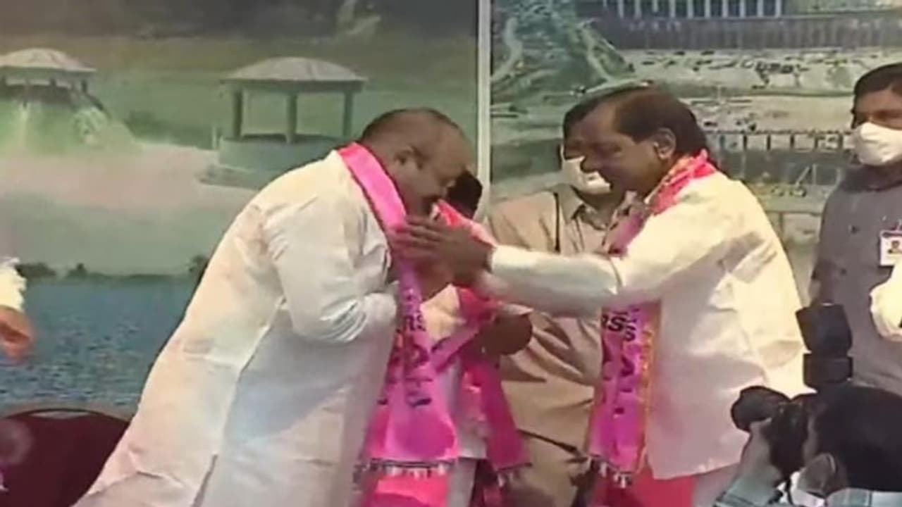 టీఆర్ఎస్లో చేరిన పెద్దిరెడ్డి.. దళిత బంధుపై కేసీఆర్ కీలక వ్యాఖ్యలు టీఆర్ఎస్లో చేరిన పెద్దిరెడ్డి.. దళిత బంధుపై కేసీఆర్ కీలక వ్యాఖ్యలు