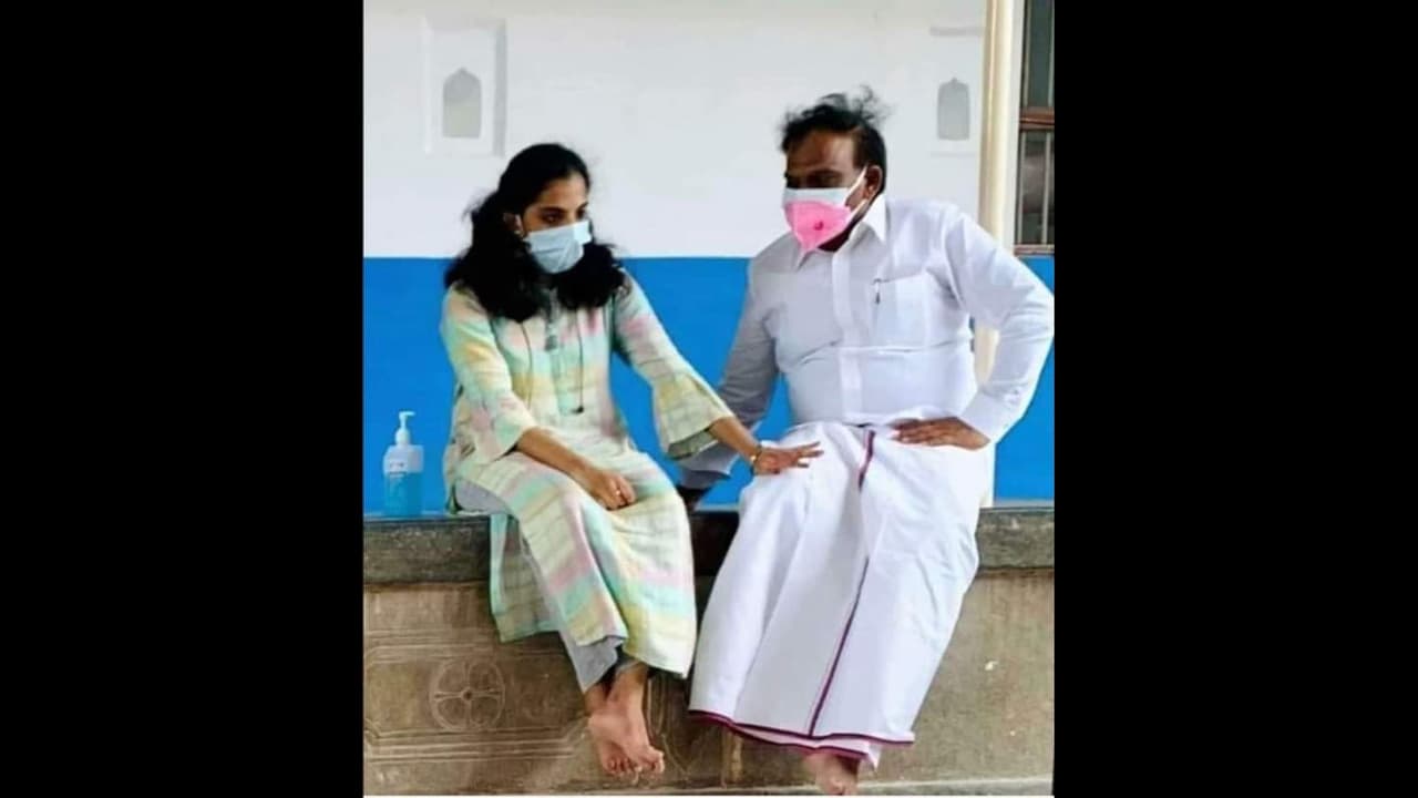 சட்டபடிப்பை நிறைவு செய்து உச்சநீதி மன்ற வழக்கறிஞராக காத்திருக்கும் மகளுடன் ஆ.ராசா.. செம்ம போட்டோ.