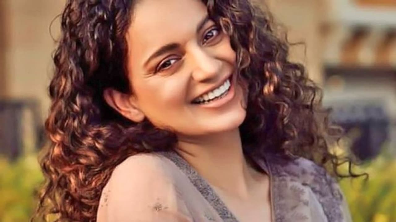 కంగనాపైకి చెప్పు విసిరిన సీనియర్ డైరక్టర్! కంగనాపైకి చెప్పు విసిరిన సీనియర్ డైరక్టర్!