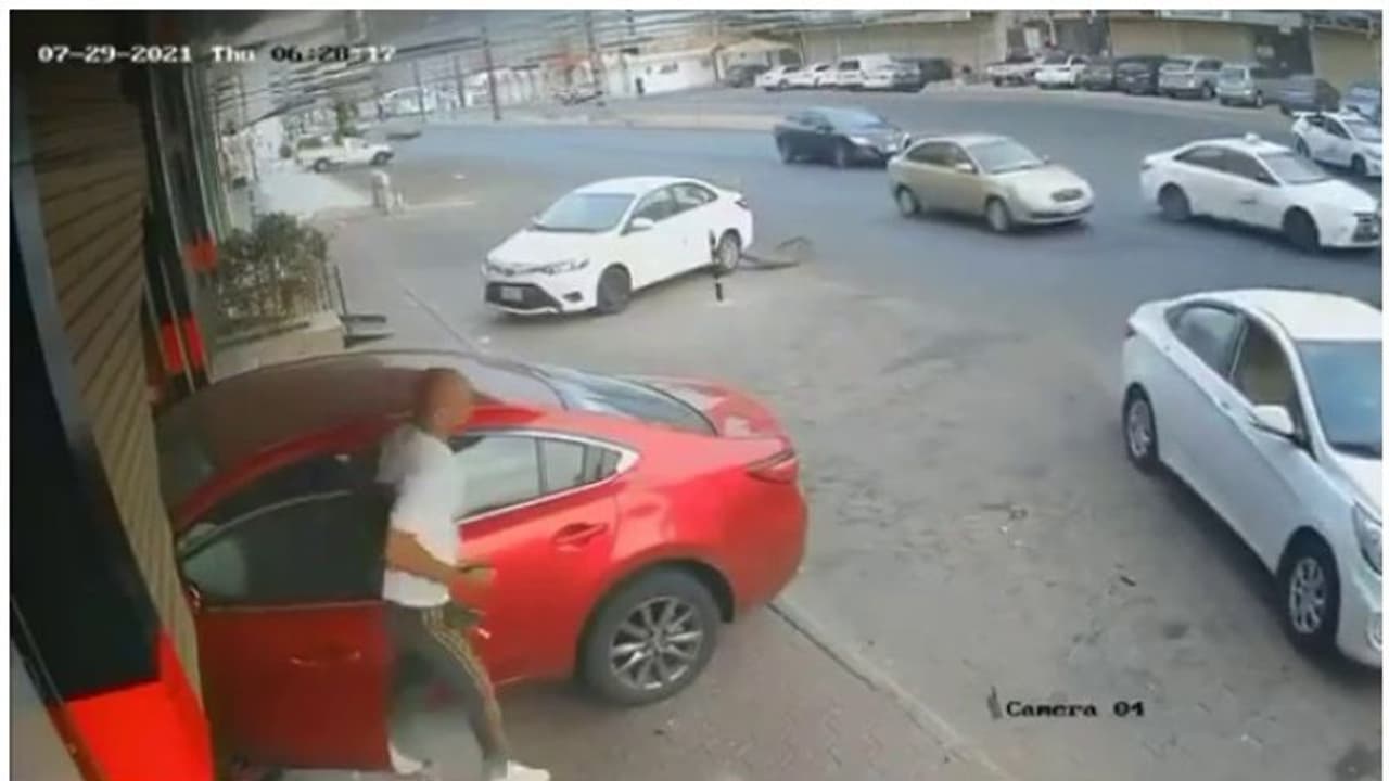 സൗദി അറേബ്യയില് അമിത വേഗത്തില് പാഞ്ഞെത്തിയ കാര് കടയിലേക്ക് ഇടിച്ചു കയറി വീഡിയോ സൗദി അറേബ്യയില് അമിത വേഗത്തില് പാഞ്ഞെത്തിയ കാര് കടയിലേക്ക് ഇടിച്ചു കയറി വീഡിയോ