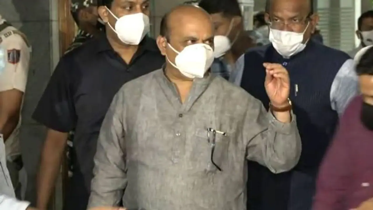 കര്ഷകരുടെ പേരില്, ഗോമൂത്രത്തിന്റെ പേരില്; കര്ണാടകത്തില് 29 മന്ത്രിമാര് സത്യപ്രതിജ്ഞ ചെയ്തു കര്ഷകരുടെ പേരില്, ഗോമൂത്രത്തിന്റെ പേരില്; കര്ണാടകത്തില് 29 മന്ത്രിമാര് സത്യപ്രതിജ്ഞ ചെയ്തു