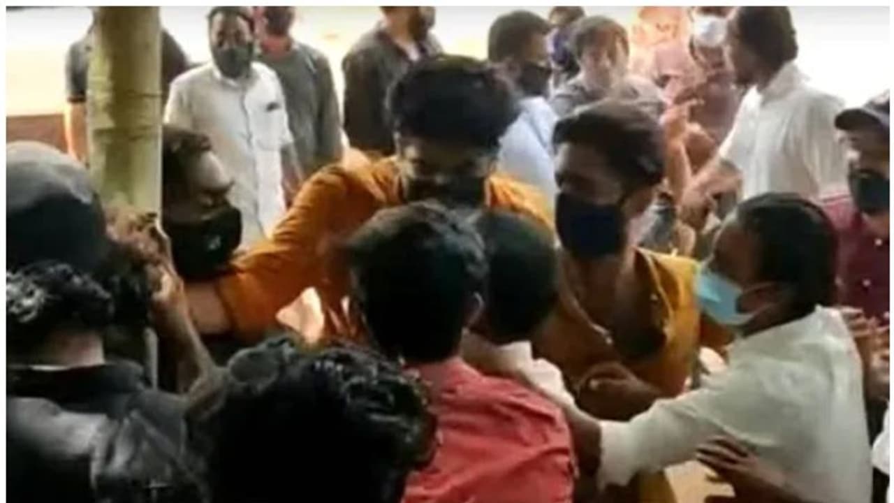 വാർഡിന് പുറത്തുള്ളവർ വാക്സിനെടുക്കാനെത്തി; കാസര്കോട്ടെ വാക്സിനേഷന് കേന്ദ്രത്തില് കൂട്ടയടി വാർഡിന് പുറത്തുള്ളവർ വാക്സിനെടുക്കാനെത്തി; കാസര്കോട്ടെ വാക്സിനേഷന് കേന്ദ്രത്തില് കൂട്ടയടി