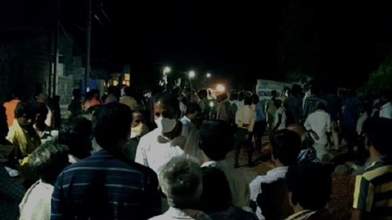 పాలు పోసి వస్తుంటే.. తనిఖీల పేరుతో మహిళలతో పోలీసుల అసభ్య ప్రవర్తన (వీడియో) పాలు పోసి వస్తుంటే.. తనిఖీల పేరుతో మహిళలతో పోలీసుల అసభ్య ప్రవర్తన (వీడియో)