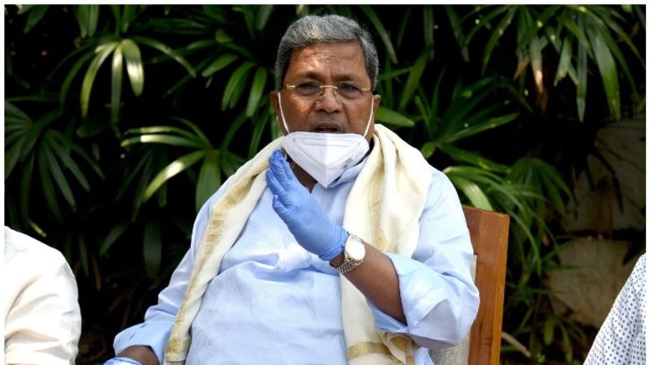 സവര്ക്കര് വിവാദത്തില് സിദ്ധരാമയ്യക്ക് ഭീഷണി; കര്ണാടകത്തില് 16 പേര് അറസ്റ്റില് സവര്ക്കര് വിവാദത്തില് സിദ്ധരാമയ്യക്ക് ഭീഷണി; കര്ണാടകത്തില് 16 പേര് അറസ്റ്റില്