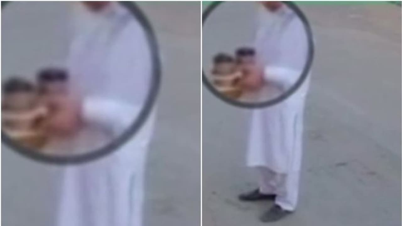 ഓര്ഡര് ചെയ്ത കാപ്പി കപ്പുകളില് ഡെലിവറി ജീവനക്കാരന് തുപ്പുന്ന വീഡിയോ, പിന്നാലെ അറസ്റ്റ് ഓര്ഡര് ചെയ്ത കാപ്പി കപ്പുകളില് ഡെലിവറി ജീവനക്കാരന് തുപ്പുന്ന വീഡിയോ, പിന്നാലെ അറസ്റ്റ്