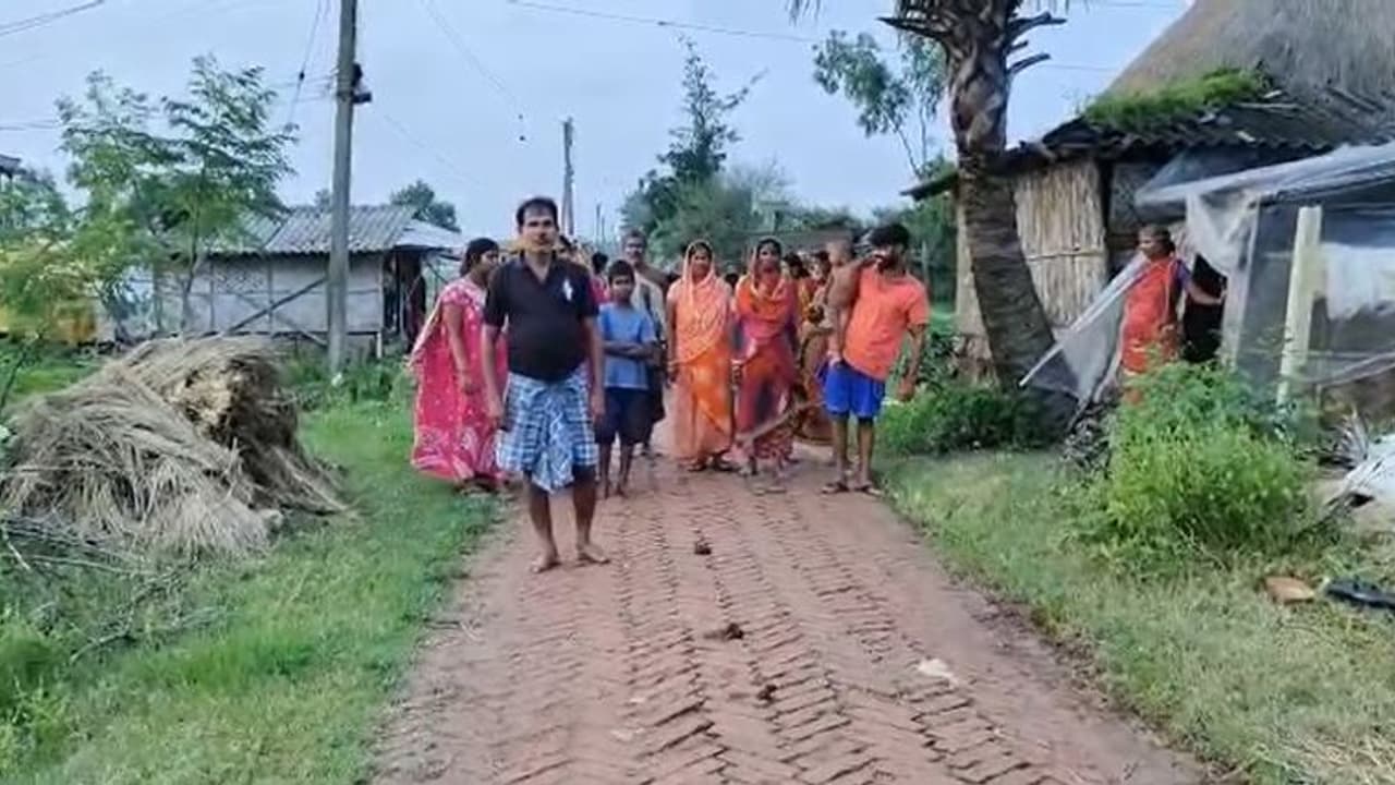 বিবাহ বহির্ভূত সম্পর্কের অভিযোগ, চুল কেটে বিয়ে দিয়ে মহিলাকে 'শাস্তি' গ্রামবাসীদের বিবাহ বহির্ভূত সম্পর্কের অভিযোগ, চুল কেটে বিয়ে দিয়ে মহিলাকে 'শাস্তি' গ্রামবাসীদের