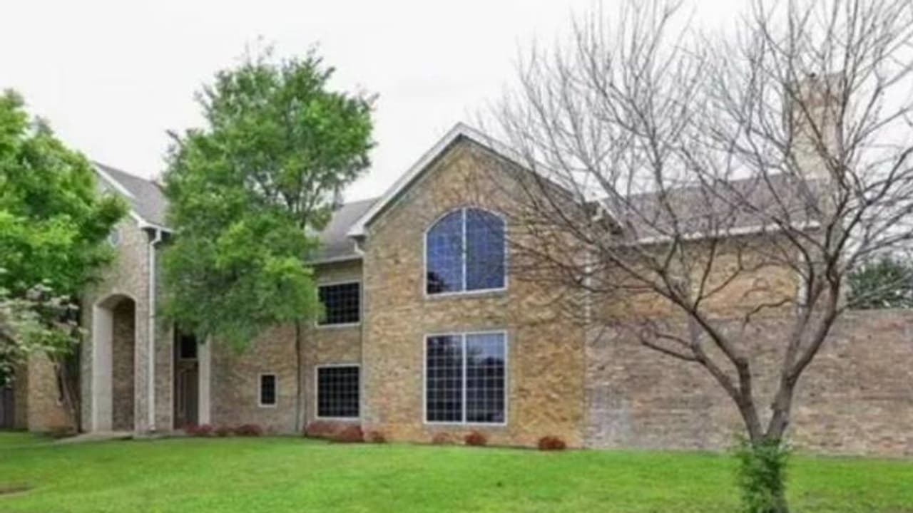 ഏഴ് കോടിയുടെ ബംഗ്ലാവാണ്, ബെഡ്റൂമോ ജനാലകളോ ഇല്ല! അന്തംവിട്ട് ആളുകൾ ഏഴ് കോടിയുടെ ബംഗ്ലാവാണ്, ബെഡ്റൂമോ ജനാലകളോ ഇല്ല! അന്തംവിട്ട് ആളുകൾ