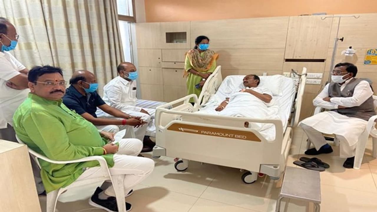 ఈటల రాజేందర్ మోకాలికి సర్జరీ: మంత్రి హరీష్ రావు సంచలన వ్యాఖ్య