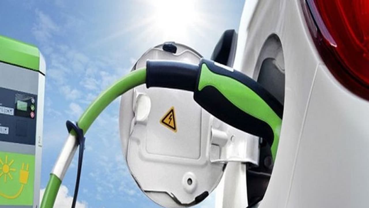 CESL और HPCL के बीच समझौता, इन शहरों में स्थापित किए जाएंगे इलेक्ट्रिक वाहन चार्जिंग स्टेशन