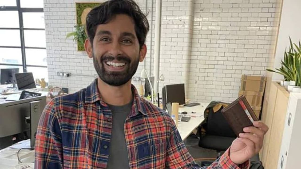 കളഞ്ഞുകിട്ടിയ പേഴ്സ് തിരികെ എത്തിക്കാൻ നടത്തിയ യാത്ര, ഇത്രയൊക്കെ ആരെങ്കിലും കഷ്ടപ്പെടുമോ എന്ന് സോഷ്യൽമീഡിയ കളഞ്ഞുകിട്ടിയ പേഴ്സ് തിരികെ എത്തിക്കാൻ നടത്തിയ യാത്ര, ഇത്രയൊക്കെ ആരെങ്കിലും കഷ്ടപ്പെടുമോ എന്ന് സോഷ്യൽമീഡിയ