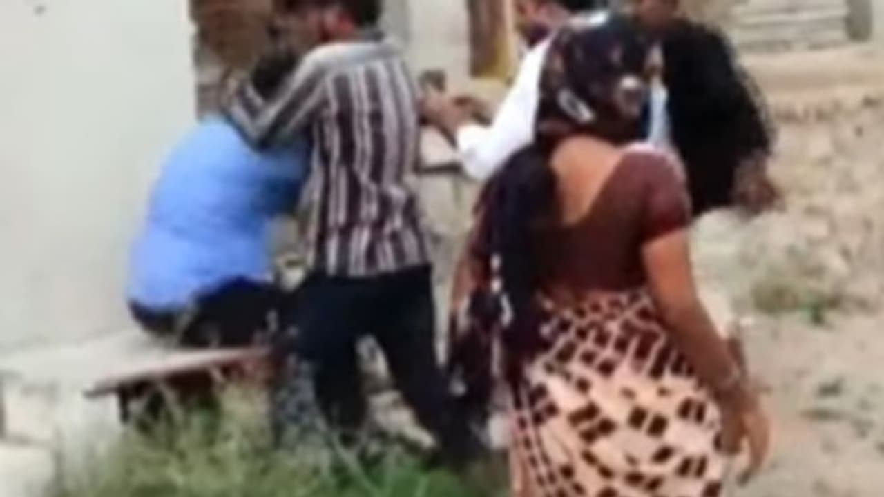 అవసరం కోసం ఫోన్ నెంబర్ ఇస్తే అసభ్య ప్రవర్తన : శానిటరీ ఇన్స్పెక్టర్ నిర్వాకం, చెప్పుతో కొట్టిన మహిళ అవసరం కోసం ఫోన్ నెంబర్ ఇస్తే అసభ్య ప్రవర్తన : శానిటరీ ఇన్స్పెక్టర్ నిర్వాకం, చెప్పుతో కొట్టిన మహిళ