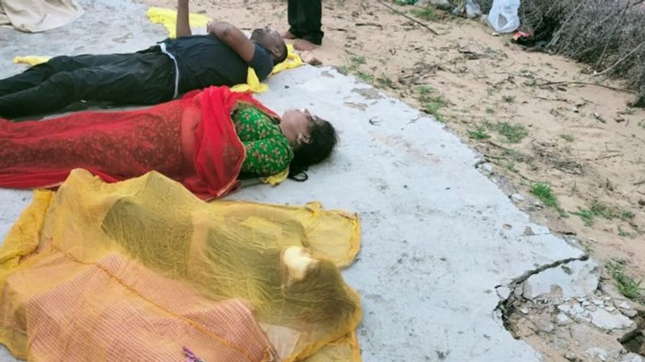 पति पत्नी ने जरा सी बात पर खत्म कर लिया अपना पूरा परिवार, अपने साथ साथ 2 मासूम बच्चों को भी मार डाला पति पत्नी ने जरा सी बात पर खत्म कर लिया अपना पूरा परिवार, अपने साथ साथ 2 मासूम बच्चों को भी मार डाला