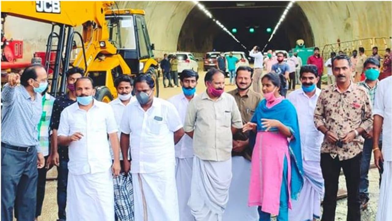 'പലരും ക്രെഡിറ്റ് എടുക്കാൻ തിരക്ക് കൂട്ടും'; കുതിരാന് ആദ്യം മനസില് കുറിച്ചിട്ട പദ്ധതിയെന്ന് രമ്യ ഹരിദാസ് 'പലരും ക്രെഡിറ്റ് എടുക്കാൻ തിരക്ക് കൂട്ടും'; കുതിരാന് ആദ്യം മനസില് കുറിച്ചിട്ട പദ്ധതിയെന്ന് രമ്യ ഹരിദാസ്