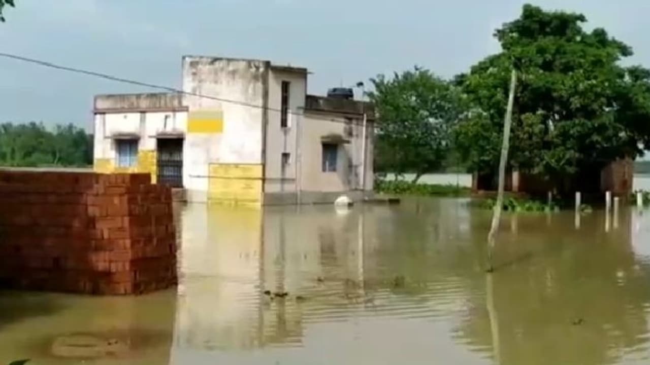 বৃষ্টিতে জল বাড়ছে সুবর্ণরেখায়, জল ছাড়ছে গালুডি জলাধার, বন্যার আশঙ্কায় ঘুম উড়েছে ঝাড়গ্রামের বৃষ্টিতে জল বাড়ছে সুবর্ণরেখায়, জল ছাড়ছে গালুডি জলাধার, বন্যার আশঙ্কায় ঘুম উড়েছে ঝাড়গ্রামের