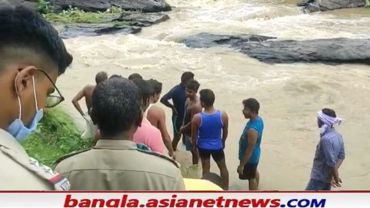 ৪৮ ঘন্টা পার, মেলেনি পুরুলিয়ার নদীতে হড়পা বানে ভেসে যাওয়া বাইক আরোহীর দেহ