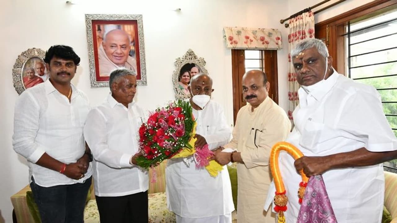 ದೇವೇಗೌಡ್ರನ್ನ ಭೇಟಿಯಾಗಲು ಸಿಎಂಗೆ ಹೈಕಮಾಂಡ್ ಹೇಳಿತ್ತಾ? ಹೊಸ ಬಾಂಬ್ ಸಿಡಿಸಿದ ಬಿಜೆಪಿ ನಾಯಕ ದೇವೇಗೌಡ್ರನ್ನ ಭೇಟಿಯಾಗಲು ಸಿಎಂಗೆ ಹೈಕಮಾಂಡ್ ಹೇಳಿತ್ತಾ? ಹೊಸ ಬಾಂಬ್ ಸಿಡಿಸಿದ ಬಿಜೆಪಿ ನಾಯಕ