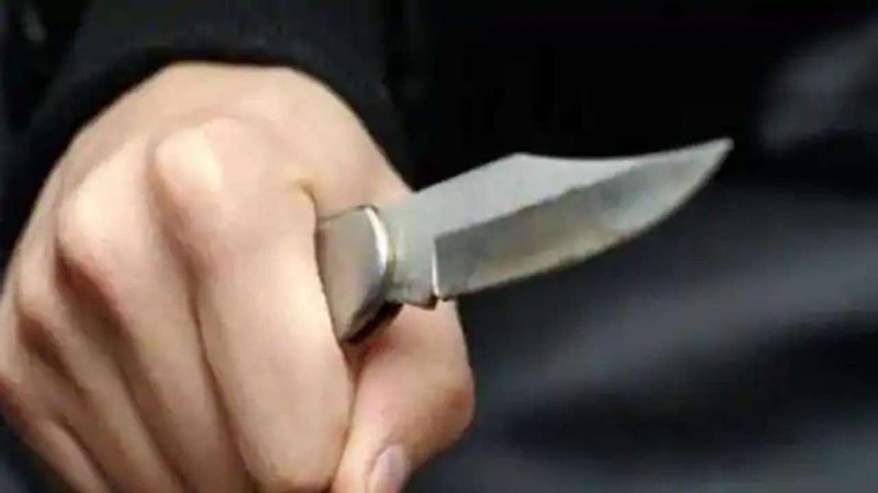 पत्नी की हत्या कर खून से सना चाकू लेकर पुलिस के पास पहुंचा पति, बताया क्यों की पत्नी की बेरहमी से हत्या? पत्नी की हत्या कर खून से सना चाकू लेकर पुलिस के पास पहुंचा पति, बताया क्यों की पत्नी की बेरहमी से हत्या?