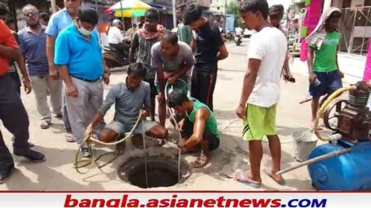 শহরের জমা জলের রহস্য ফাঁস,গার্ডেনরিচের ম্যানহোলের থেকে উদ্ধার বালির বস্তা সিমেন্টের চাই
