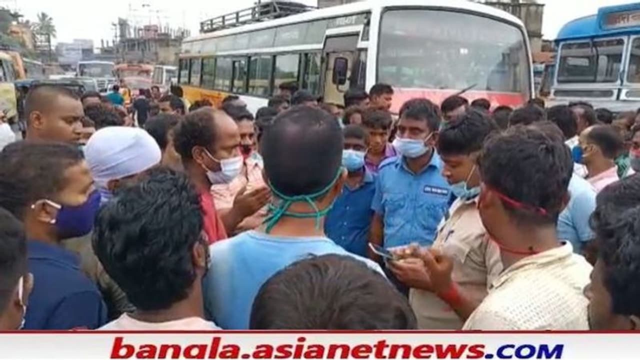 বৃষ্টির জমা জল নয়, বিবাদেই বন্ধ মালদহের চাঁচলে বেসরকারি বাস পরিষেবা বৃষ্টির জমা জল নয়, বিবাদেই বন্ধ মালদহের চাঁচলে বেসরকারি বাস পরিষেবা