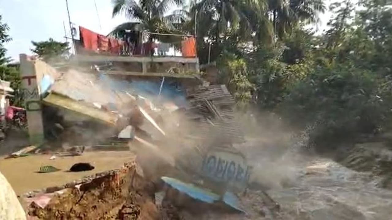 প্লাবিত মেদিনীপুরের একাধিক এলাকা, জলের তোড়ে হুড়মুড়িয়ে ভেঙে পড়ল তৃণমূল কার্যালয় প্লাবিত মেদিনীপুরের একাধিক এলাকা, জলের তোড়ে হুড়মুড়িয়ে ভেঙে পড়ল তৃণমূল কার্যালয়