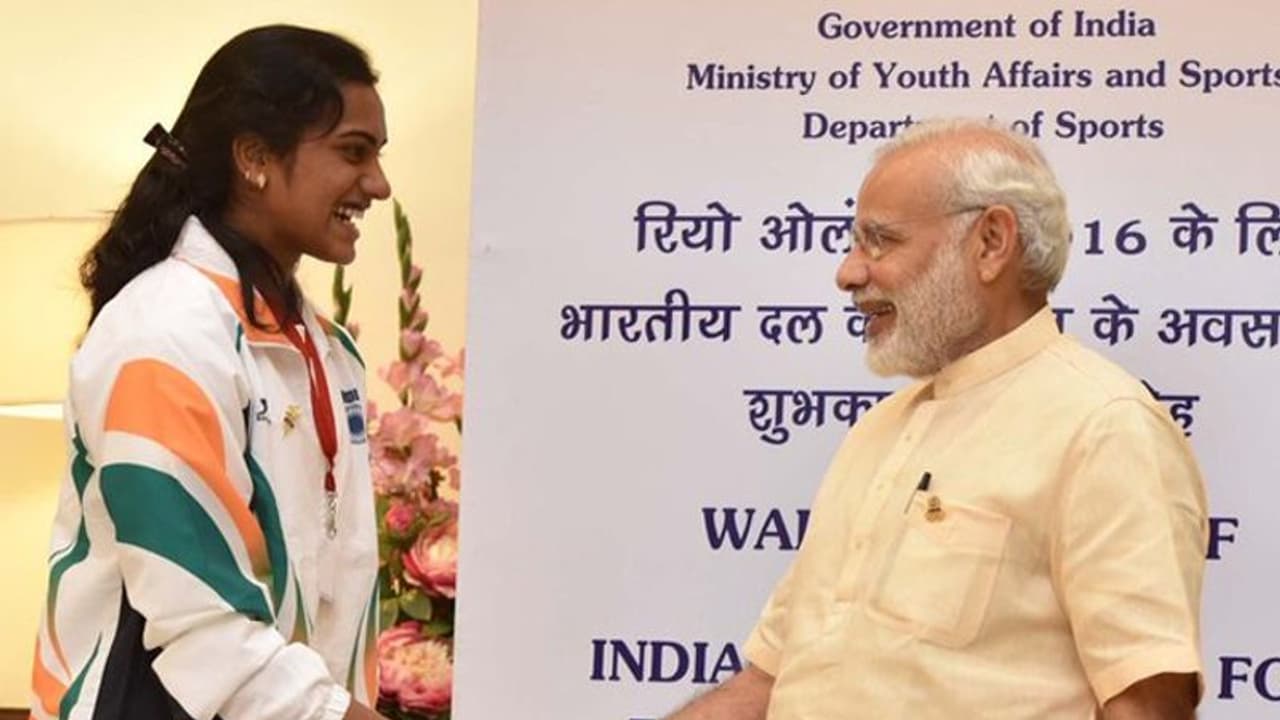 టోక్యో ఒలింపిక్స్: నువ్వు భారతదేశానికే గర్వకారణం.. పీవీ సింధూకి రాష్ట్రపతి, ప్రధాని అభినందనలు టోక్యో ఒలింపిక్స్: నువ్వు భారతదేశానికే గర్వకారణం.. పీవీ సింధూకి రాష్ట్రపతి, ప్రధాని అభినందనలు