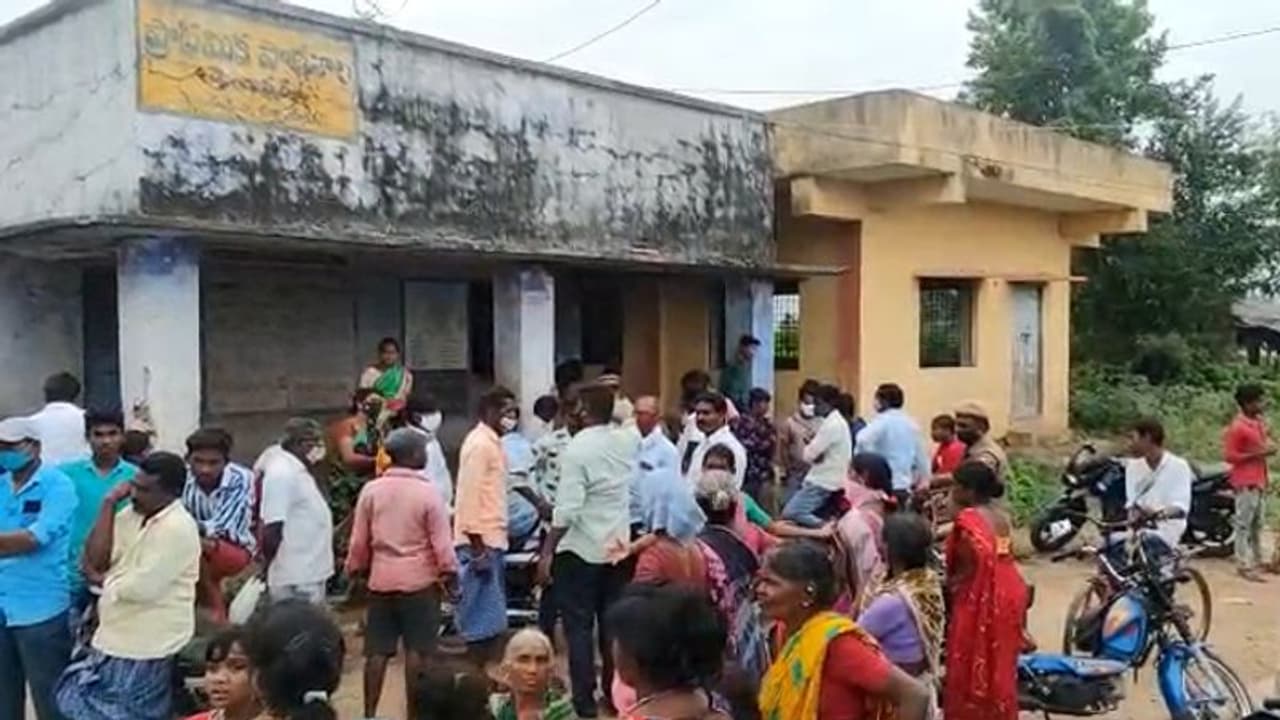 రహస్యంగా పెళ్లి : కూతురు ప్రేమను అంగీకరించని తల్లిదండ్రులు... అల్లుడి ఇంటిపై మూకుమ్మడి దాడి రహస్యంగా పెళ్లి : కూతురు ప్రేమను అంగీకరించని తల్లిదండ్రులు... అల్లుడి ఇంటిపై మూకుమ్మడి దాడి