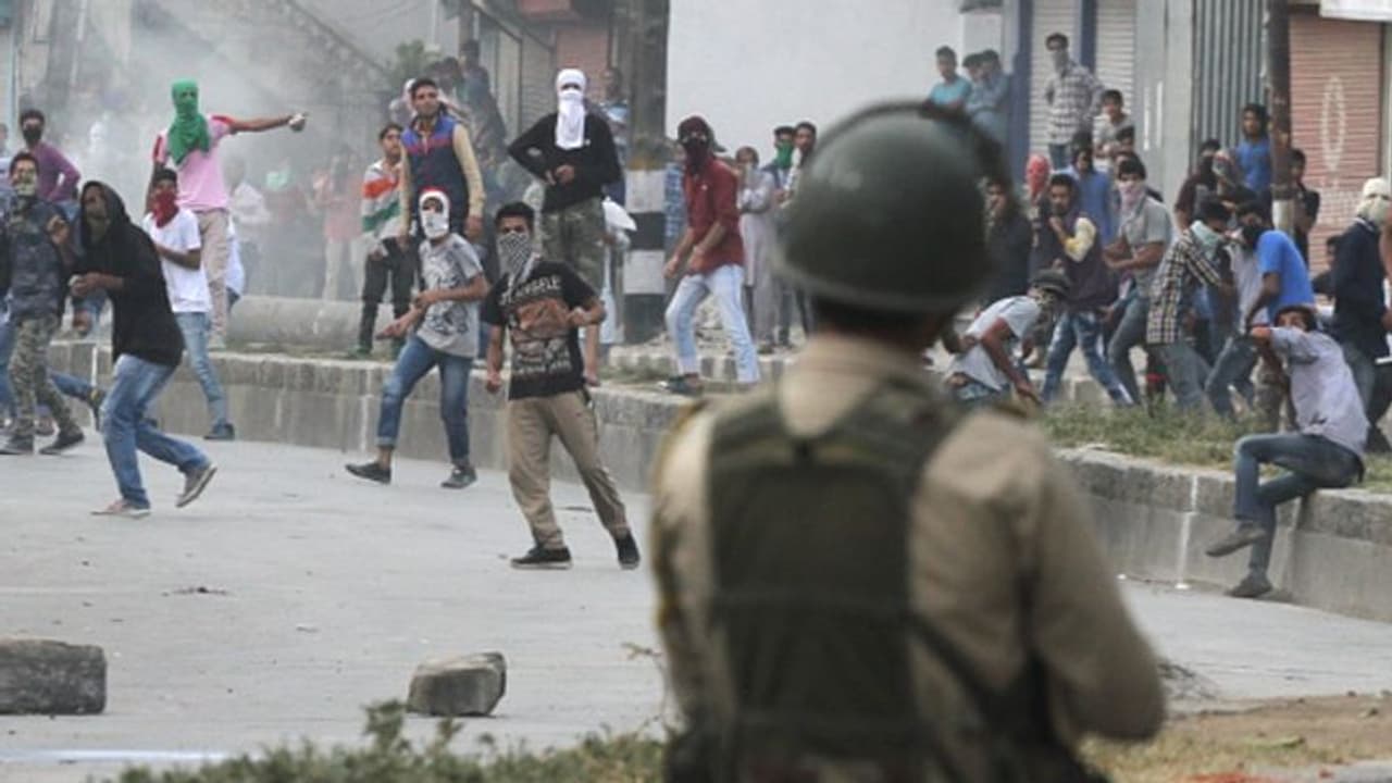 কাশ্মীরের 'দেশদ্রোহীদের' জব্দ করতে কড়া পুলিশ, সরকারি চাকরি ও পাসপোর্ট দিতে এবার একাধিক শর্ত কাশ্মীরের 'দেশদ্রোহীদের' জব্দ করতে কড়া পুলিশ, সরকারি চাকরি ও পাসপোর্ট দিতে এবার একাধিক শর্ত
