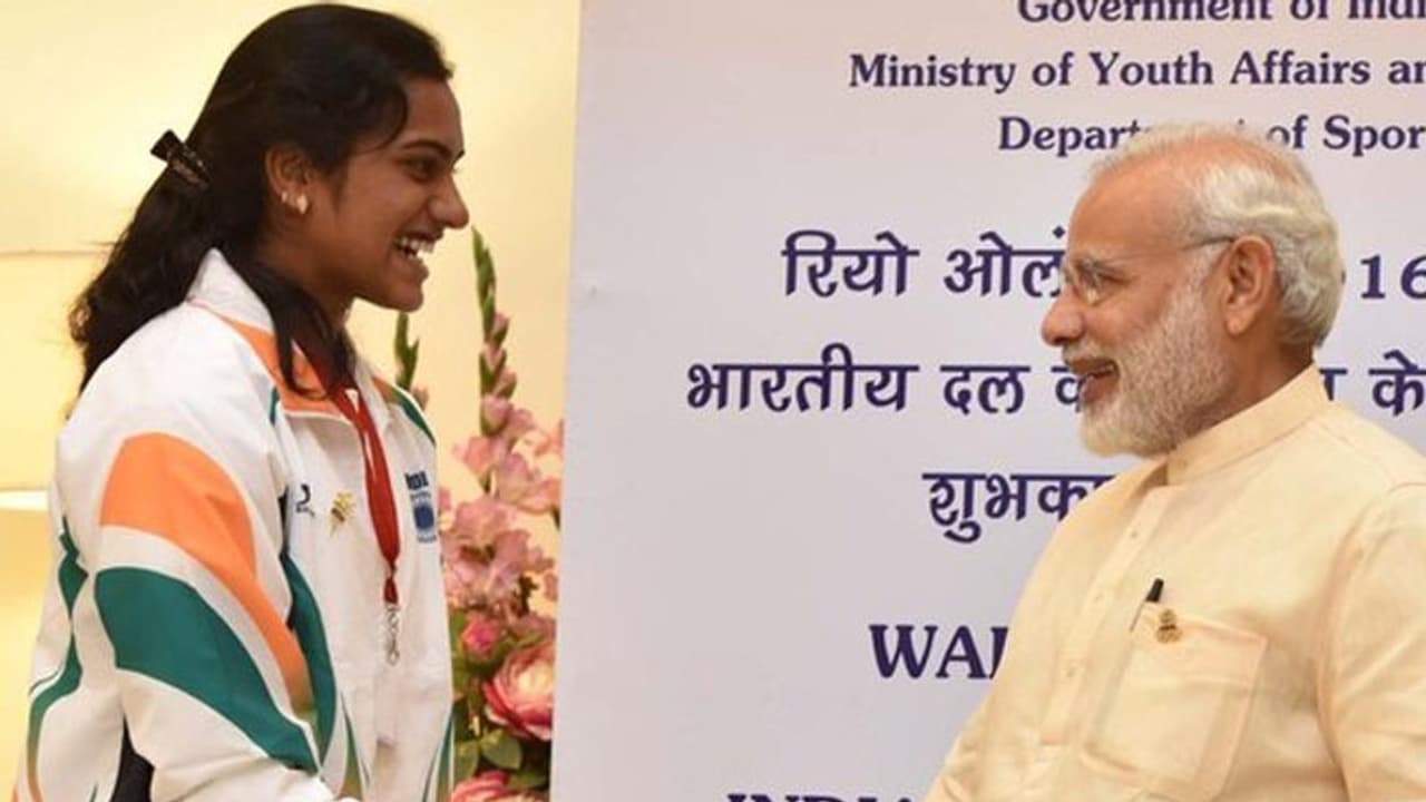 पीएम मोदी ने पीवी सिंधु को बताया देश को गौरव, राहुल गांधी समेत इन्होंने दी जीत पर बधाई पीएम मोदी ने पीवी सिंधु को बताया देश को गौरव, राहुल गांधी समेत इन्होंने दी जीत पर बधाई