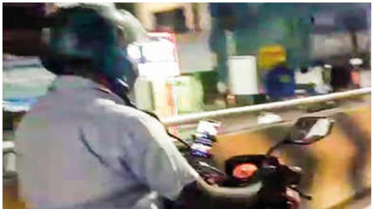 മൊബൈലില്‍ ടീവി സീരിയല്‍ കണ്ട് ബൈക്ക് യാത്രികന്‍, തലയില്‍ കൈവച്ച് പൊലീസും നാട്ടുകാരും!