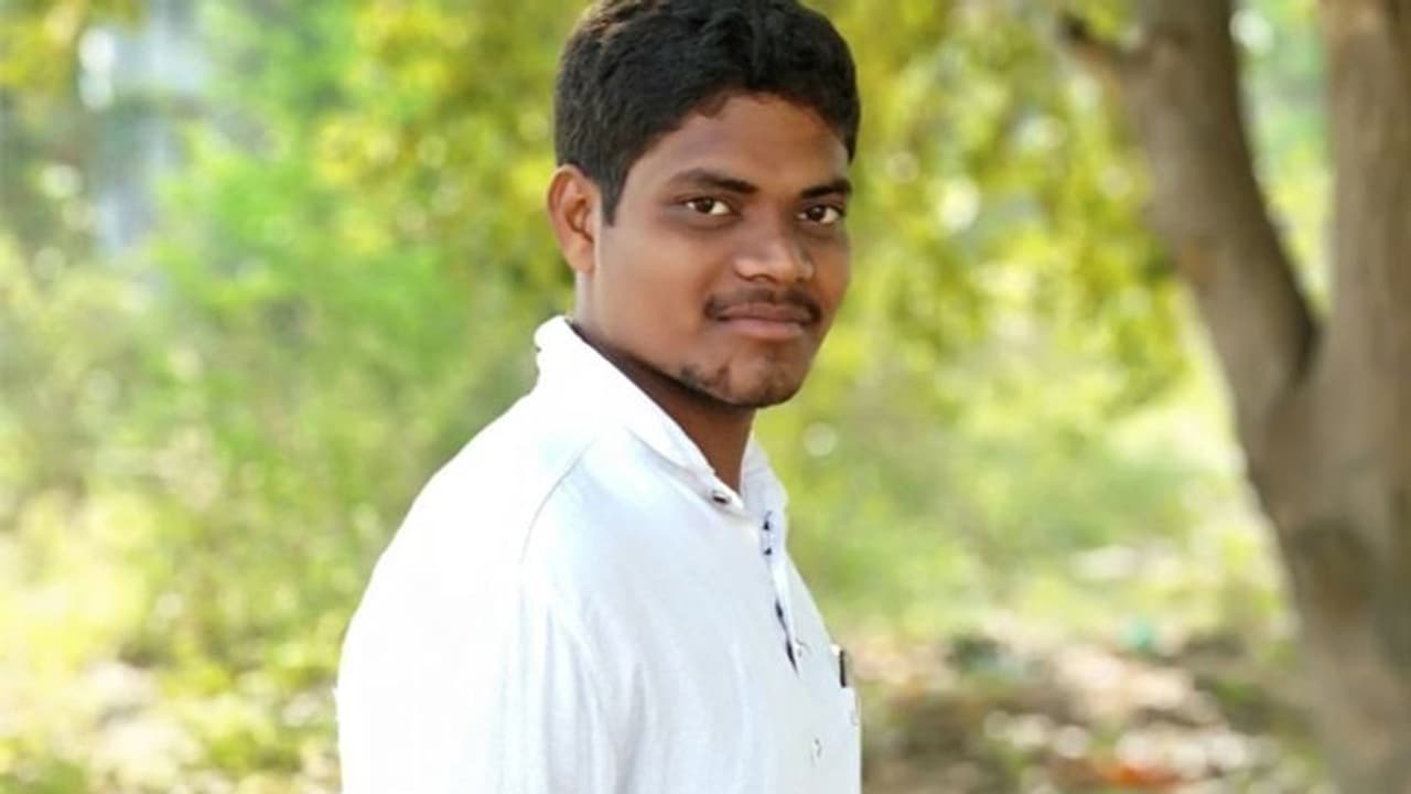 హుజురాబాద్ ఉపఎన్నిక ఎఫెక్ట్... సూసైడ్ చేసుకున్న నిరుద్యోగి ఫ్యామిలీకి పోటాపోటీగా ఆర్థిక సాయం హుజురాబాద్ ఉపఎన్నిక ఎఫెక్ట్... సూసైడ్ చేసుకున్న నిరుద్యోగి ఫ్యామిలీకి పోటాపోటీగా ఆర్థిక సాయం