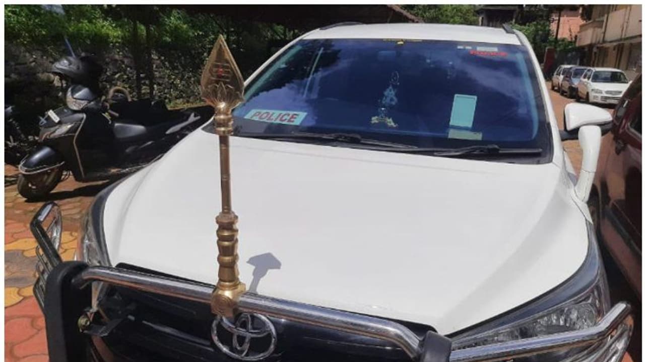 കാറിൽ പൊലീസ് സ്റ്റിക്കർ പതിച്ച് യാത്ര; ദമ്പതികൾക്കെതിരെ കേസെടത്തു കാറിൽ പൊലീസ് സ്റ്റിക്കർ പതിച്ച് യാത്ര; ദമ്പതികൾക്കെതിരെ കേസെടത്തു