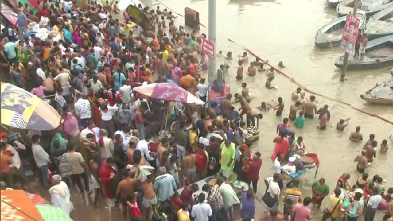 Covid 19: केरल सहित 5 राज्यों में 90% के करीब केस, सावन सोमवार पर वाराणसी में उमड़ी भीड़ Covid 19: केरल सहित 5 राज्यों में 90% के करीब केस, सावन सोमवार पर वाराणसी में उमड़ी भीड़