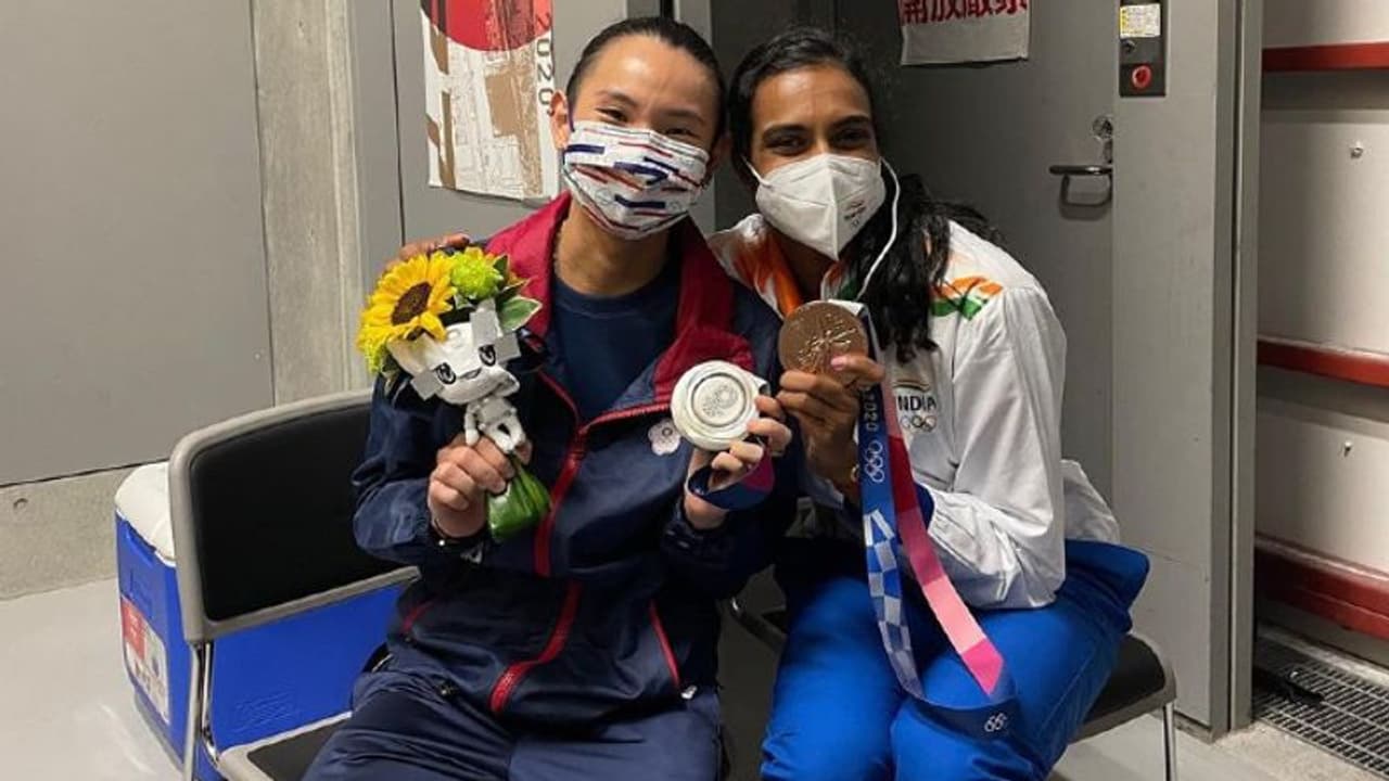 সেমিতে তার কাছে হেরেই হয়েছিল স্বপ্নভঙ্গ, খারাপ সময়ে সেই তাই জু র পাশে সিন্ধু সেমিতে তার কাছে হেরেই হয়েছিল স্বপ্নভঙ্গ, খারাপ সময়ে সেই তাই জু র পাশে সিন্ধু