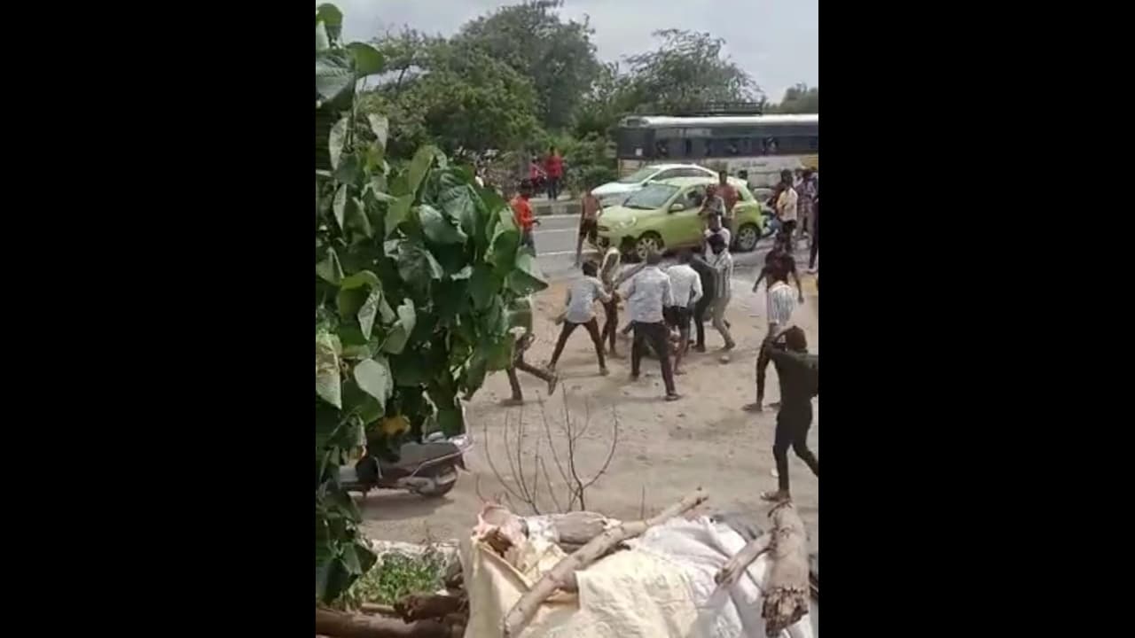 ఫ్రెండ్ షిప్ డే రోజునే యువకుల స్ట్రీట్ ఫైట్... కర్రలు, రాళ్లతో దాడులు, ఒకరు మృతి (వీడియో) ఫ్రెండ్ షిప్ డే రోజునే యువకుల స్ట్రీట్ ఫైట్... కర్రలు, రాళ్లతో దాడులు, ఒకరు మృతి (వీడియో)