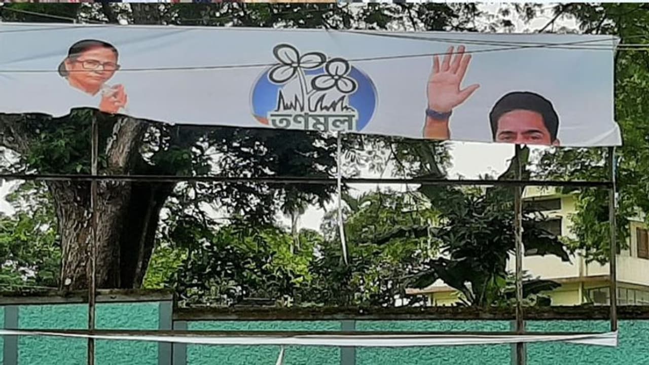 फटा पोस्टर हुआ विवाद: इससे पहले कि TMC लीडर अभिषेक बनर्जी त्रिपुरा पहुंचते; रातों रात हुआ ये फटा पोस्टर हुआ विवाद: इससे पहले कि TMC लीडर अभिषेक बनर्जी त्रिपुरा पहुंचते; रातों रात हुआ ये
