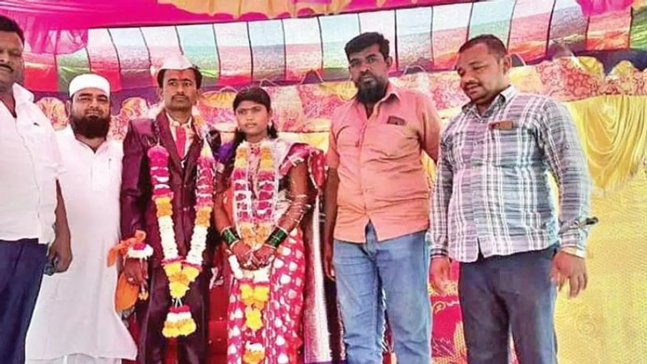 Love Jihad से परे एक मिसाल: मुस्लिम परिवार ने 10 साल तक अनाथ बच्ची को पाला, फिर हिंदू लड़के से कराई शादी Love Jihad से परे एक मिसाल: मुस्लिम परिवार ने 10 साल तक अनाथ बच्ची को पाला, फिर हिंदू लड़के से कराई शादी